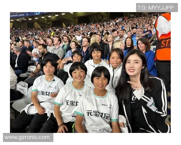 女生与足球明星连线互动视频展现青春活力与梦想追逐